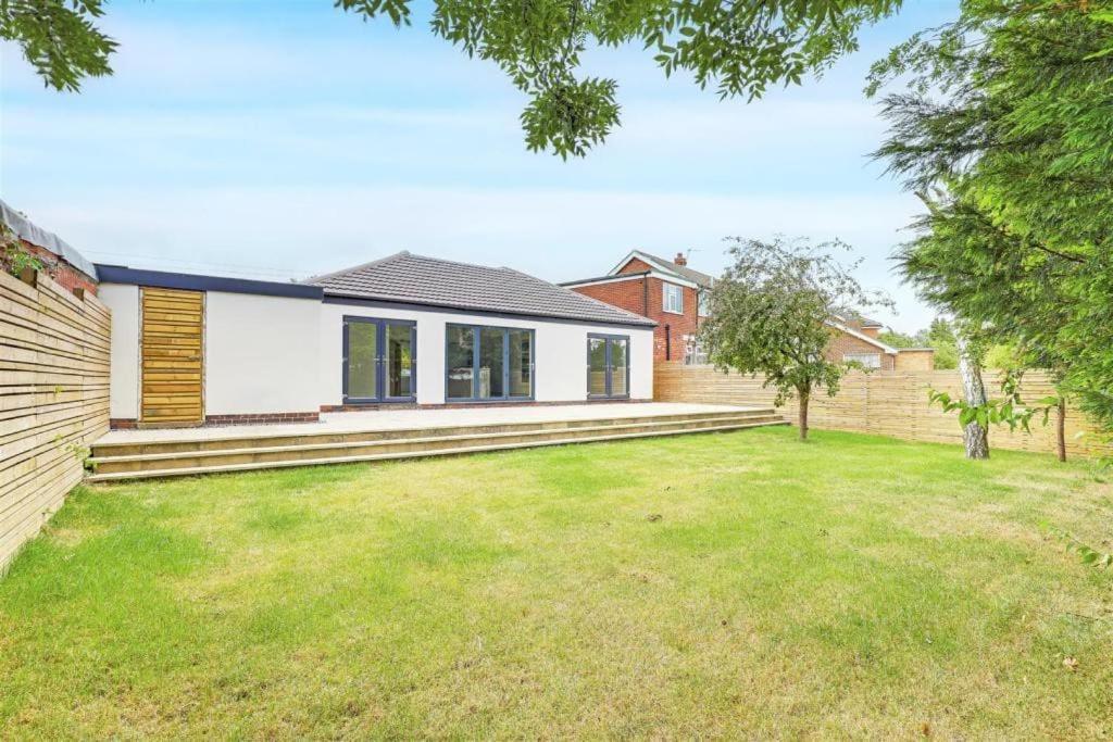 Brand New 4 Bed Deluxe Modern - Sleeps 9 - Private Parking & Garden *