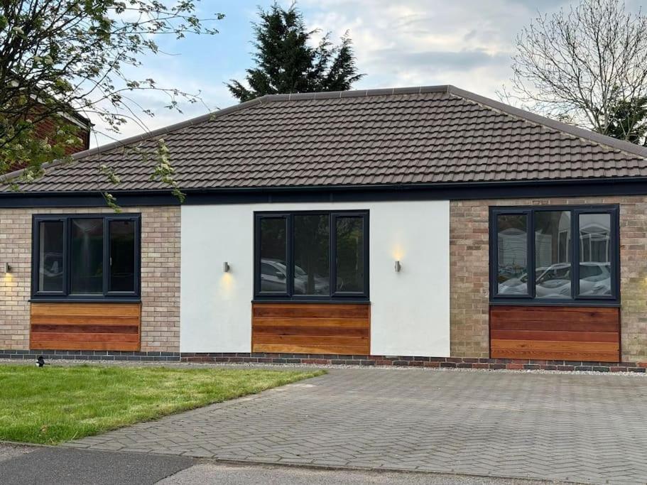 Brand New 4 Bed Deluxe Modern - Sleeps 9 - Private Parking & Garden Villa