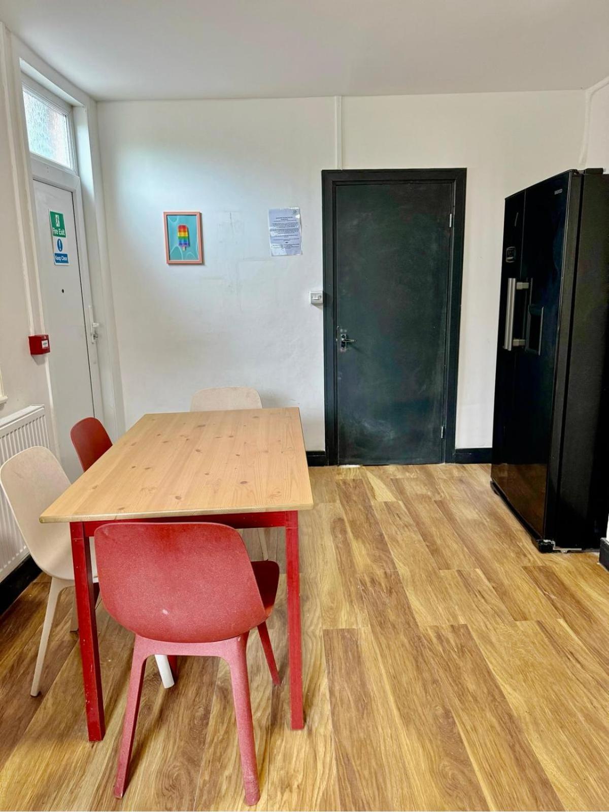 Only, With Shared Bathrooms, Option Of The Entire House If Available-ng6 9fe Guest house *