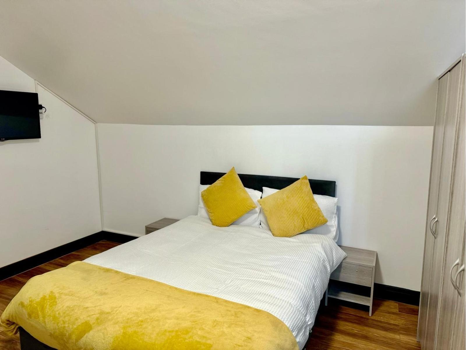 Only, With Shared Bathrooms, Option Of The Entire House If Available-ng6 9fe Guest house Nottingham