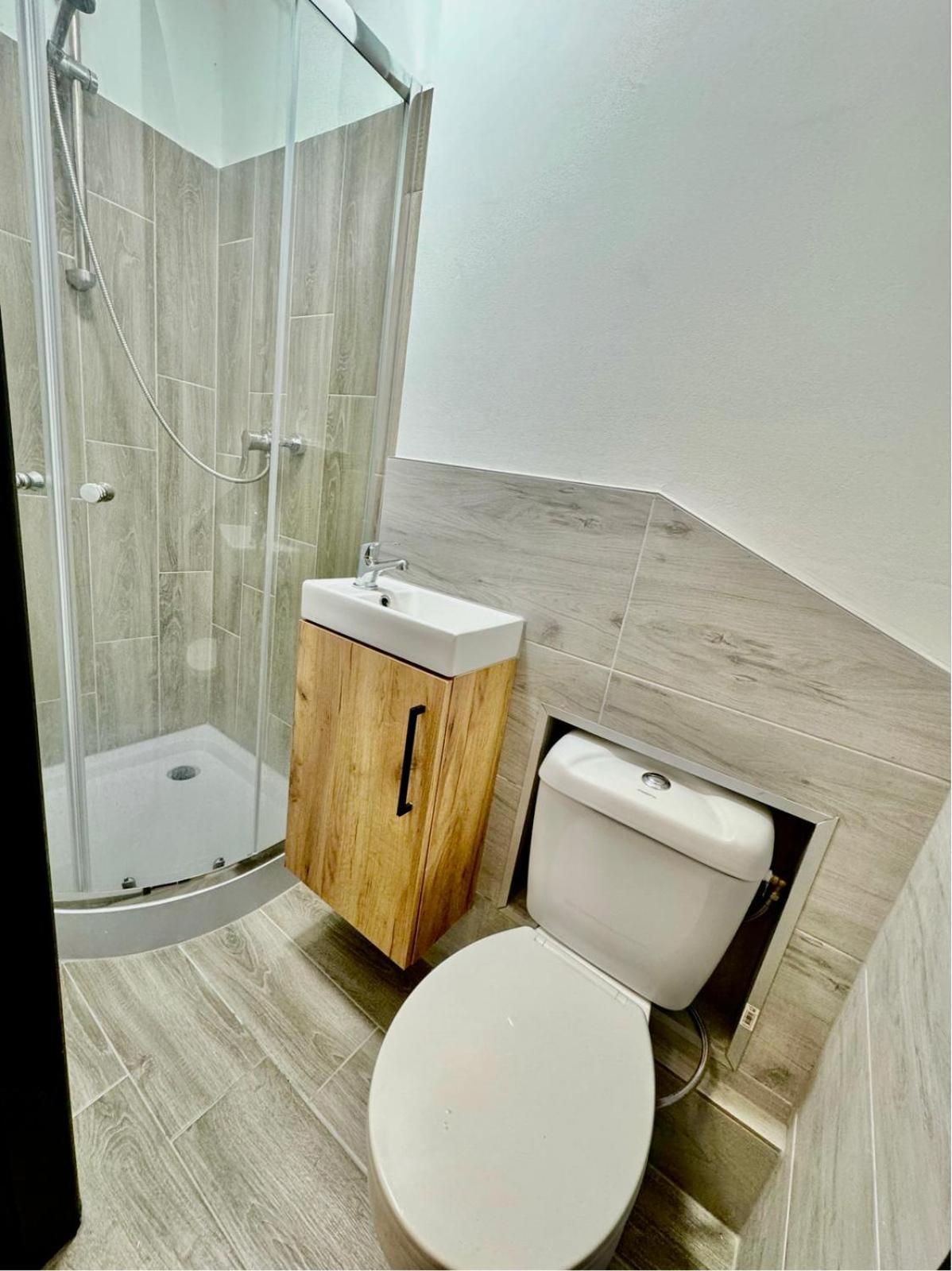 Guest house Only, With Shared Bathrooms, Option Of The Entire House If Available-ng6 9fe Nottingham