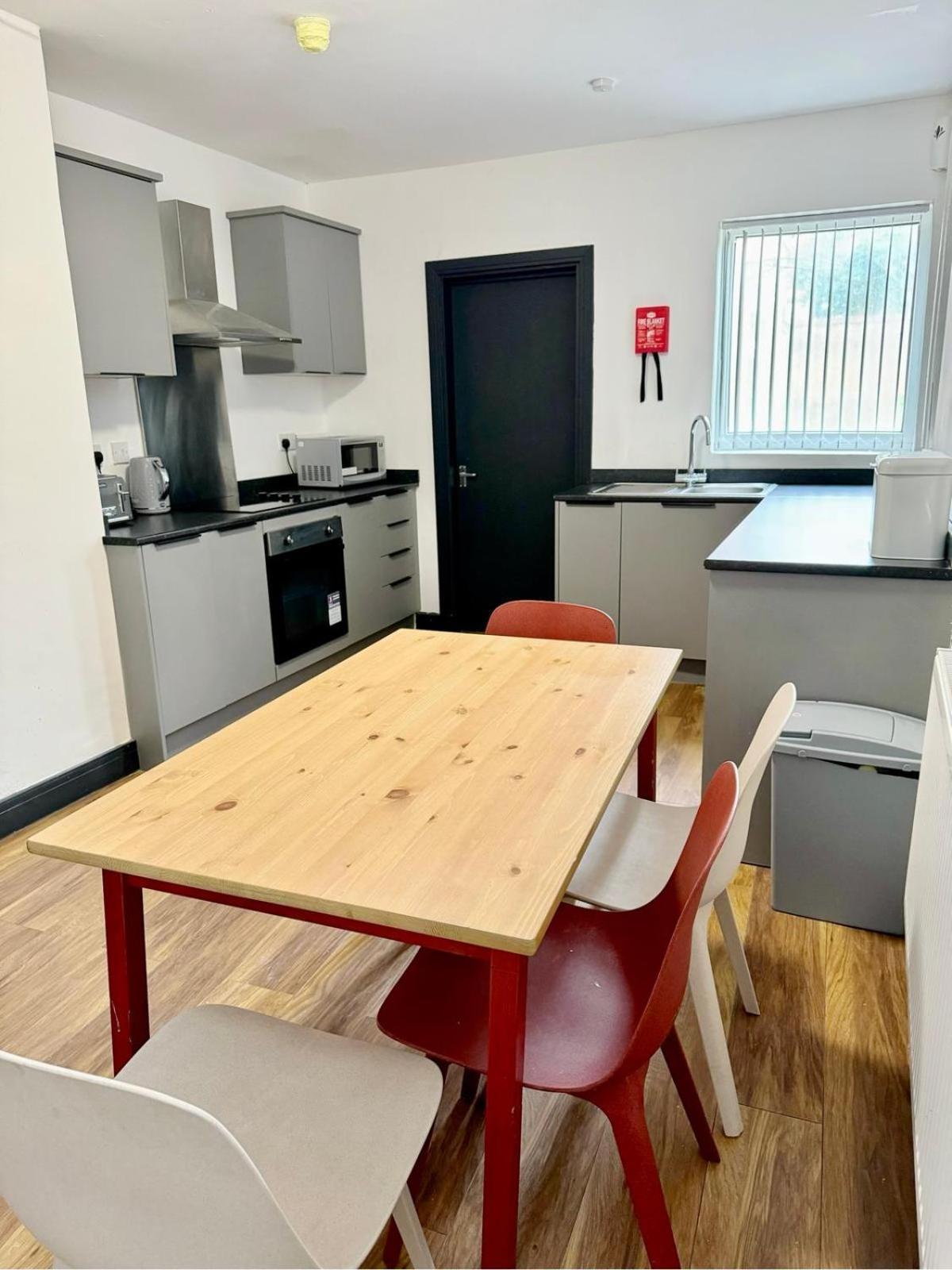 Only, With Shared Bathrooms, Option Of The Entire House If Available-ng6 9fe Guest house