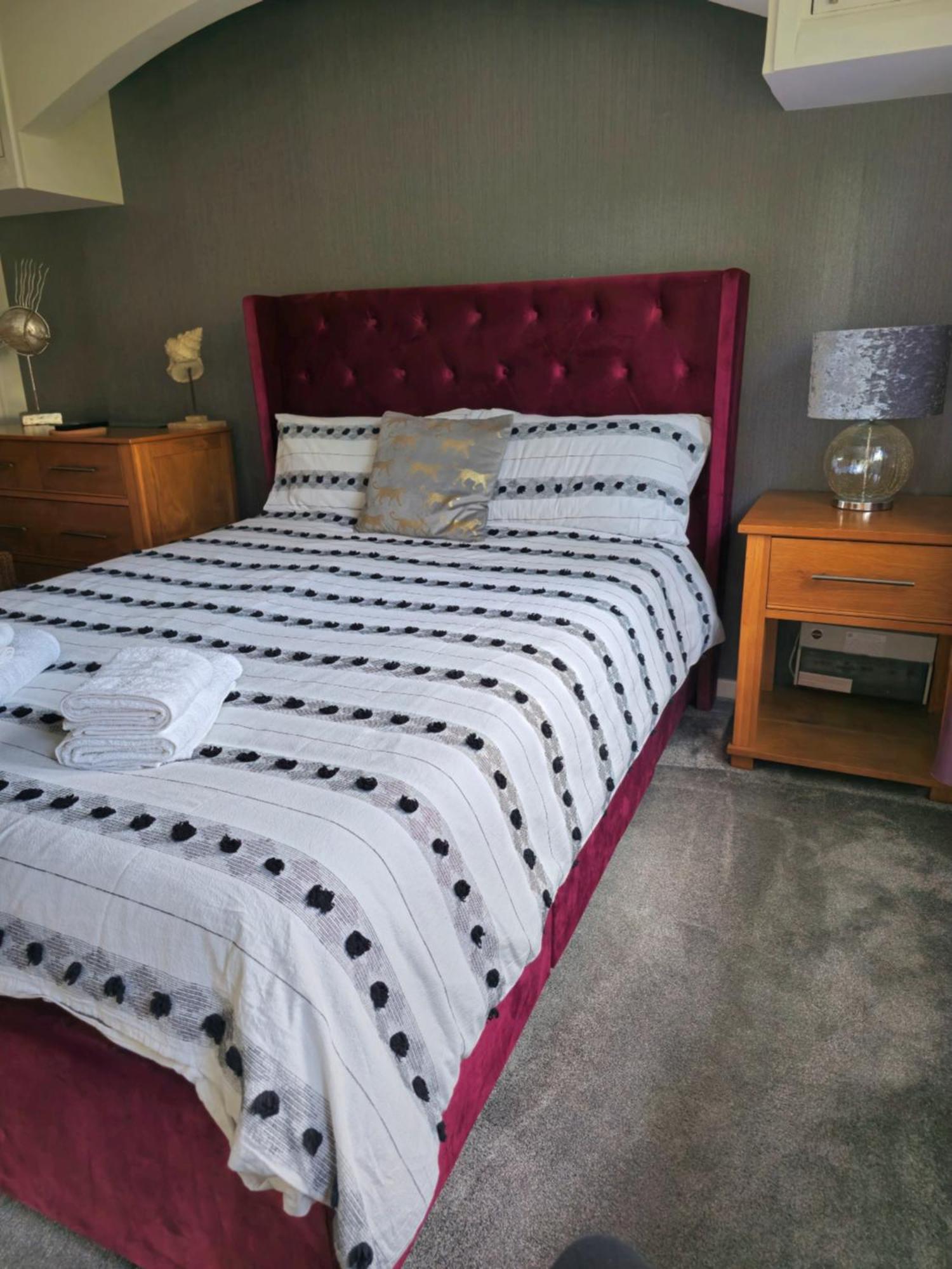 Luxurious 1 Bedroom Bungalow With Parking And Private Garden,sleeps 2 *