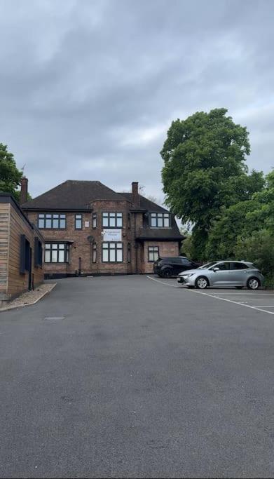 Apartment Luxury Cozy 3 Bed 5mins From - Free Parking!