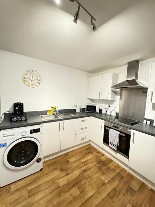 Apartment Luxury Cozy 3 Bed 5mins From - Free Parking! *