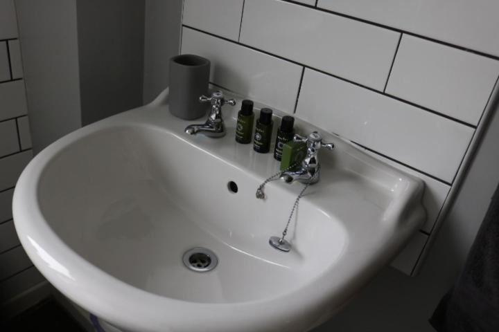 Charming 2 Bed House - Family Friendly Casa de férias Nottingham