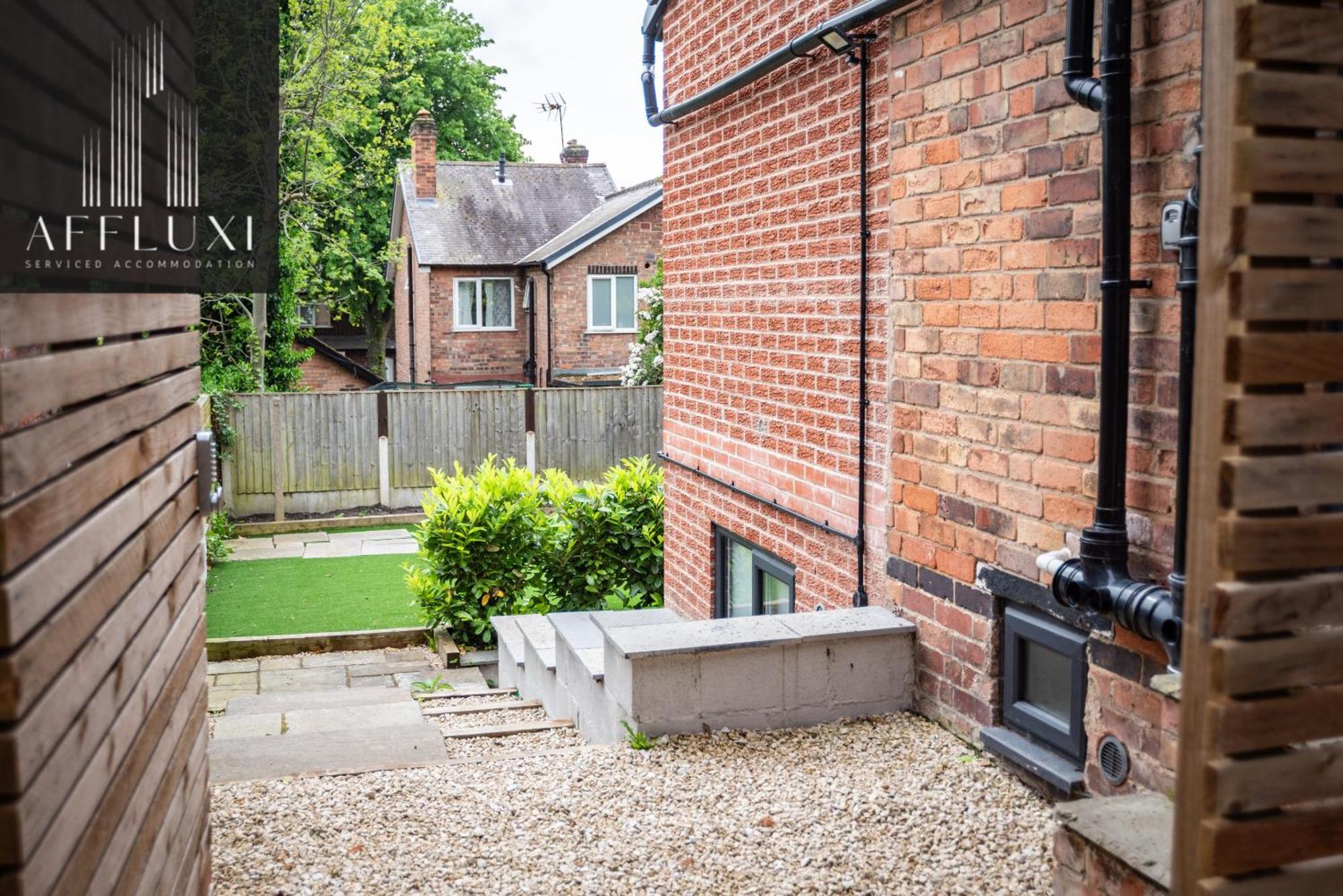 Spacious With Garden Sleeps 9 Holiday home Nottingham