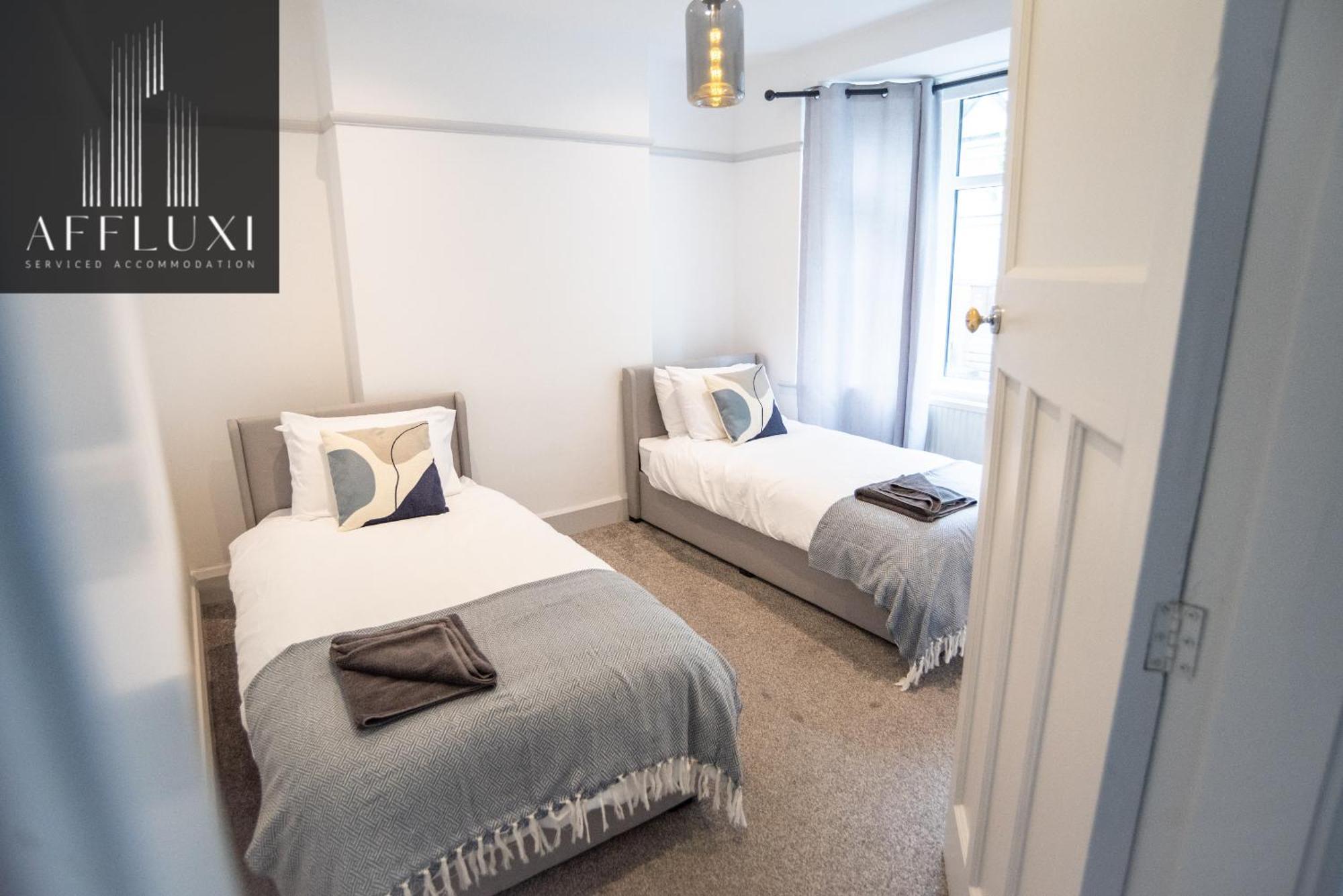 Spacious With Garden Sleeps 9 * Nottingham
