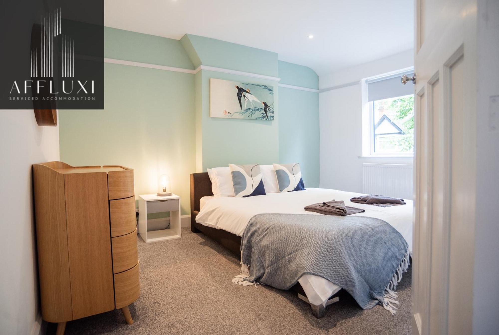 Spacious With Garden Sleeps 9 Holiday home Nottingham
