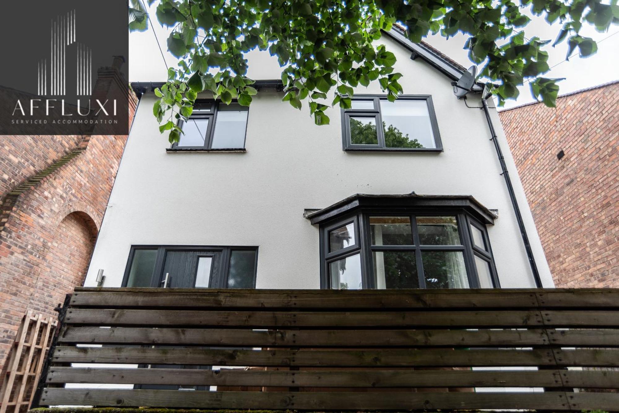 Holiday home Spacious With Garden Sleeps 9 *