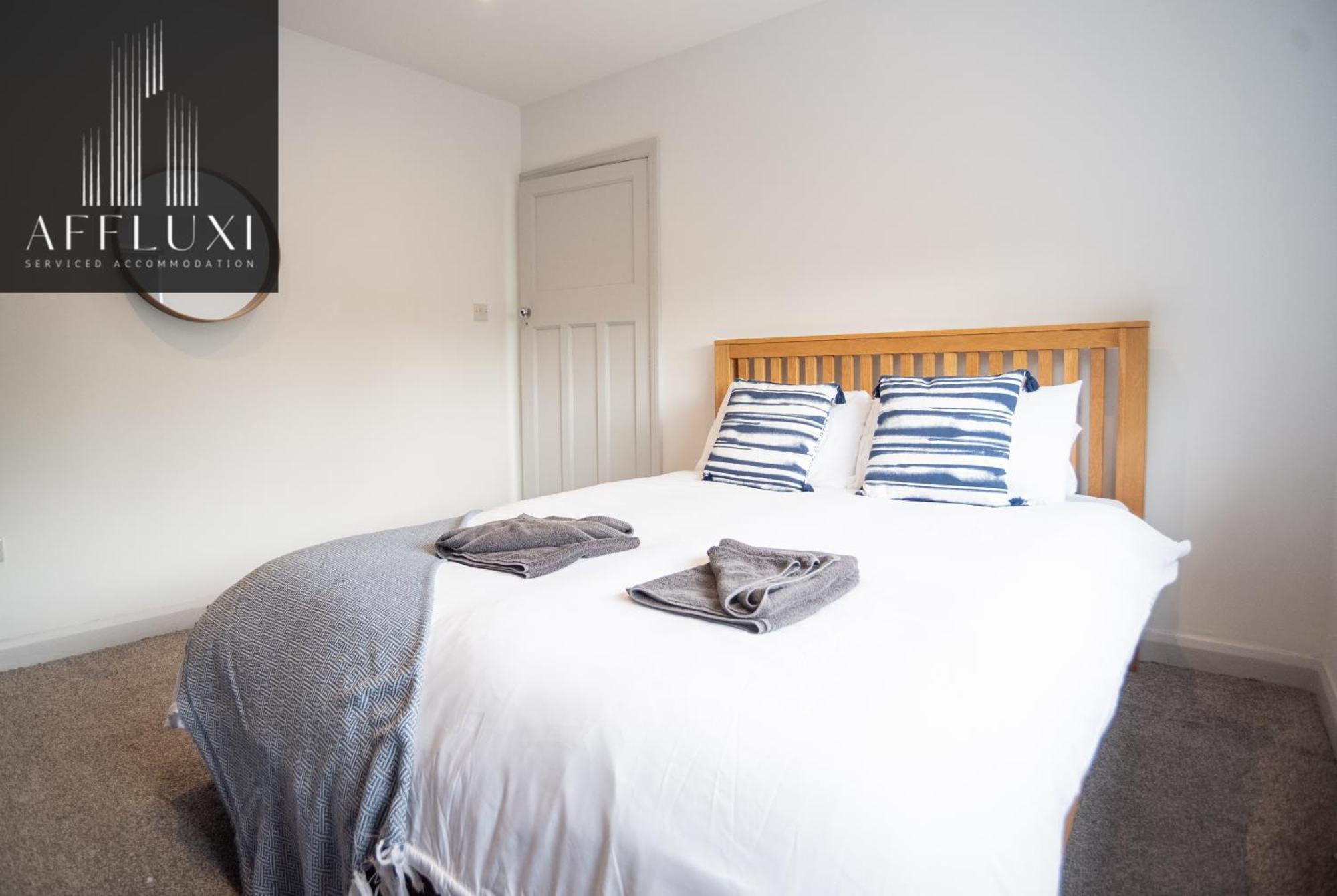 Spacious With Garden Sleeps 9 Nottingham