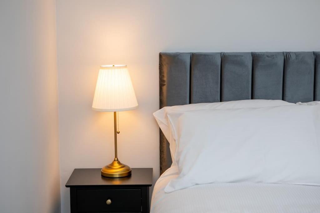 Modern Off Road Parking Spacious Double Bed 7 Apartment *