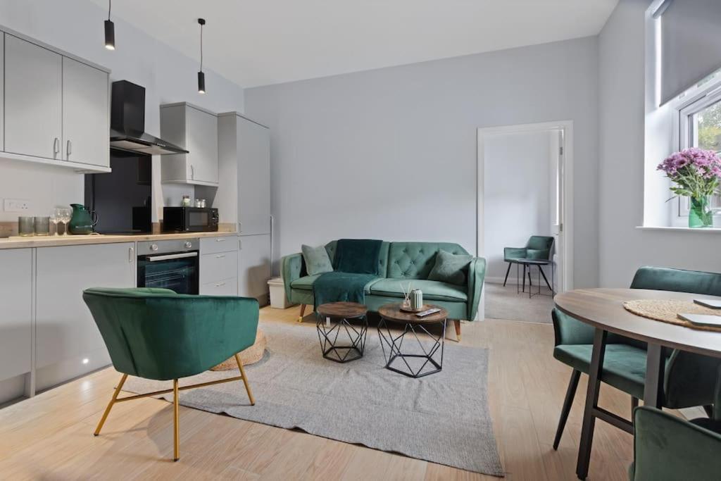 Apartment Modern Off Road Parking Spacious Double Bed 7