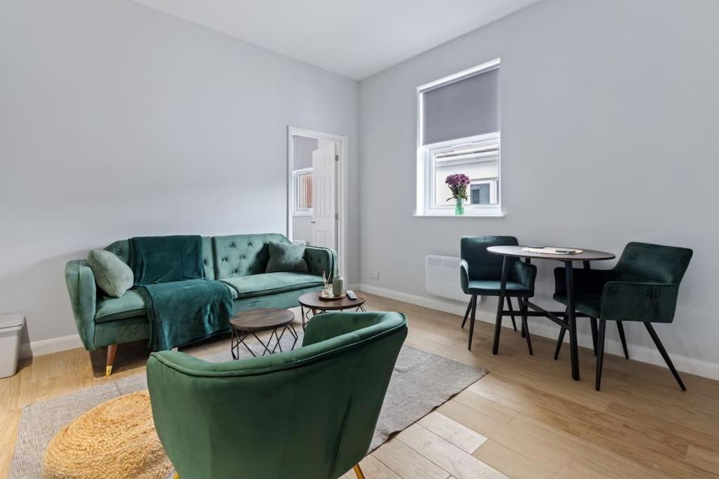 Modern Off Road Parking Spacious Double Bed 7 Apartment *