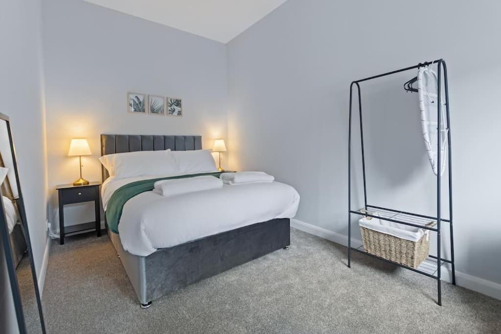Modern Off Road Parking Spacious Double Bed 7 *