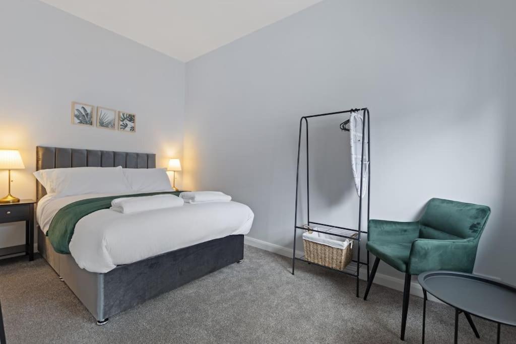 Modern Off Road Parking Spacious Double Bed 7