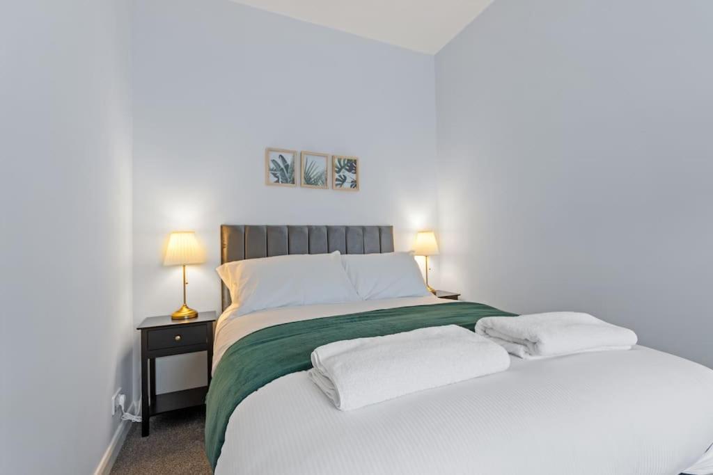 Apartment Modern Off Road Parking Spacious Double Bed 7 *