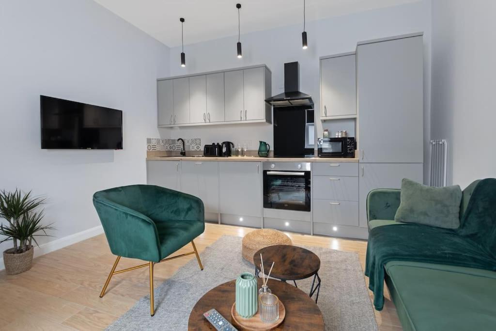 Modern Off Road Parking Spacious Double Bed 7 Apartment *