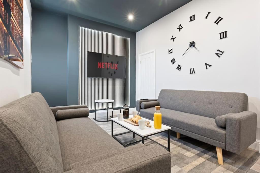 Bella's House 12mins Bus To Motor Point Arena Free Street Parking *