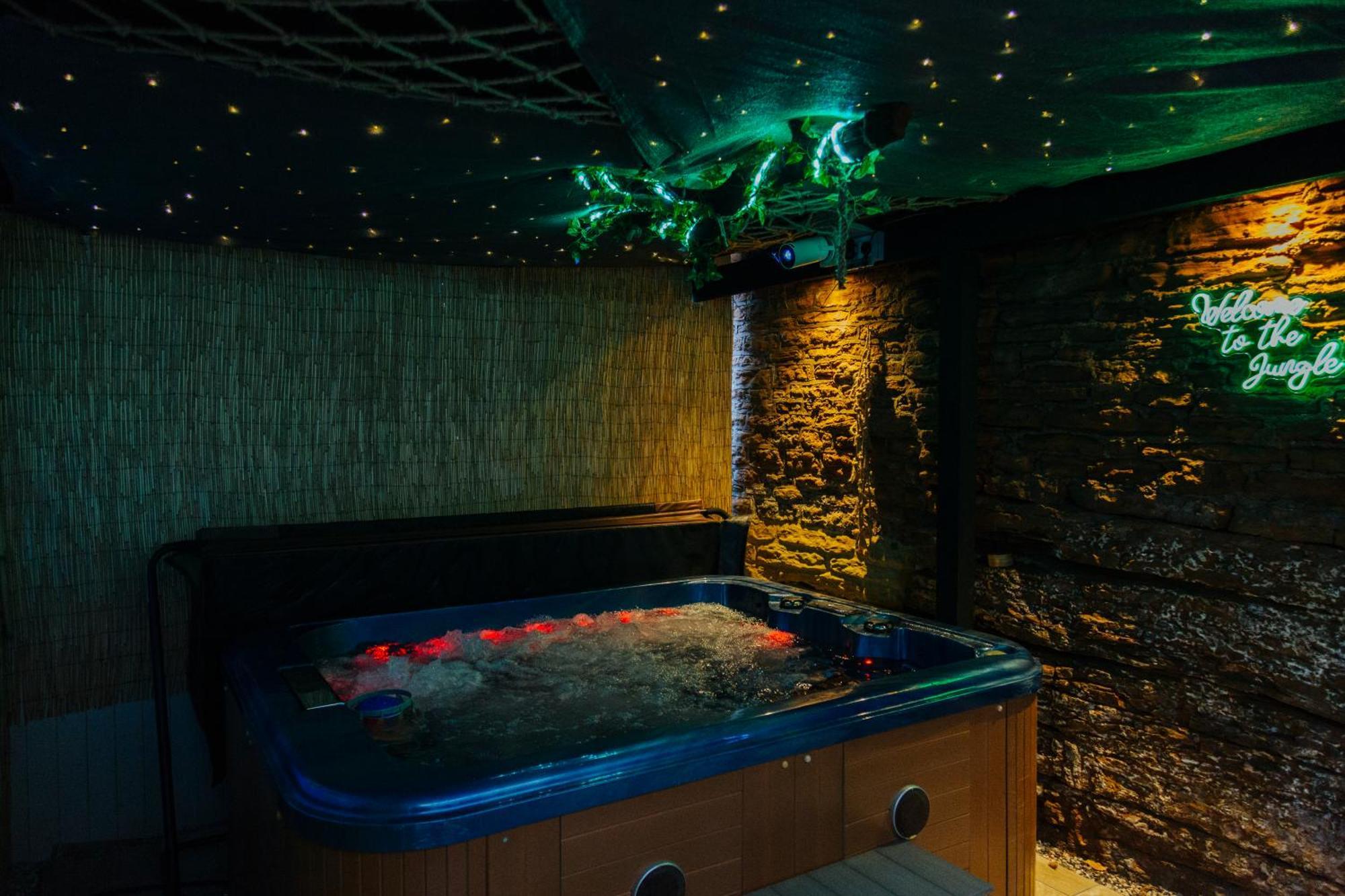 The Jungle! House With Hot Tub. * Nottingham
