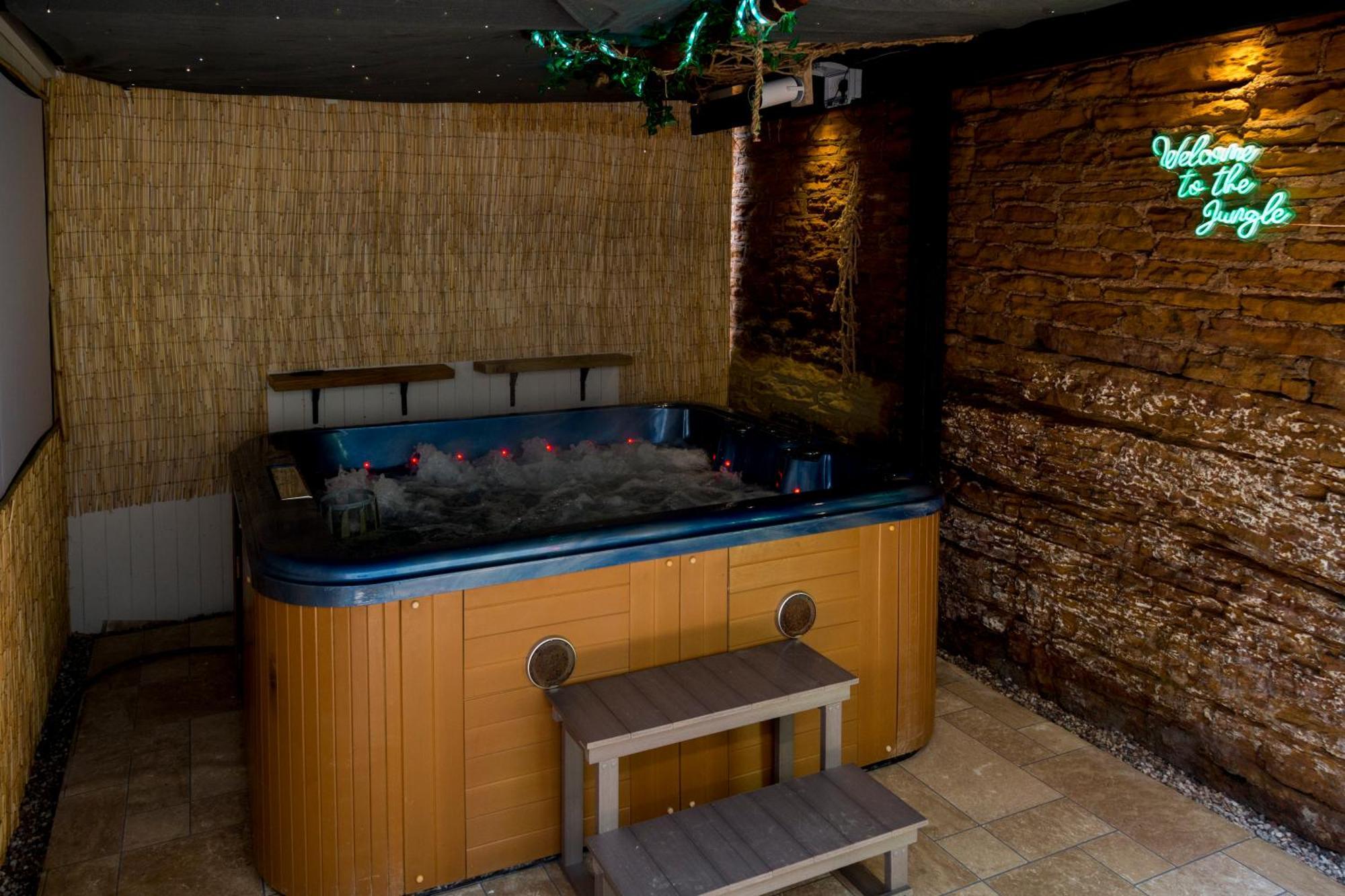 Casa de férias The Jungle! House With Hot Tub. Nottingham