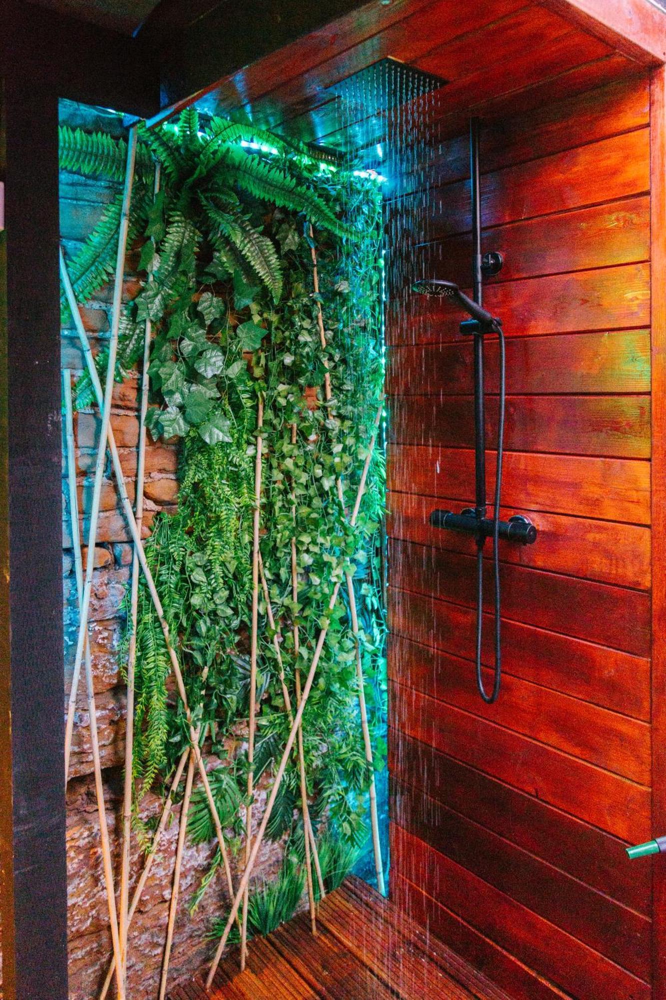 Casa de férias The Jungle! House With Hot Tub. *