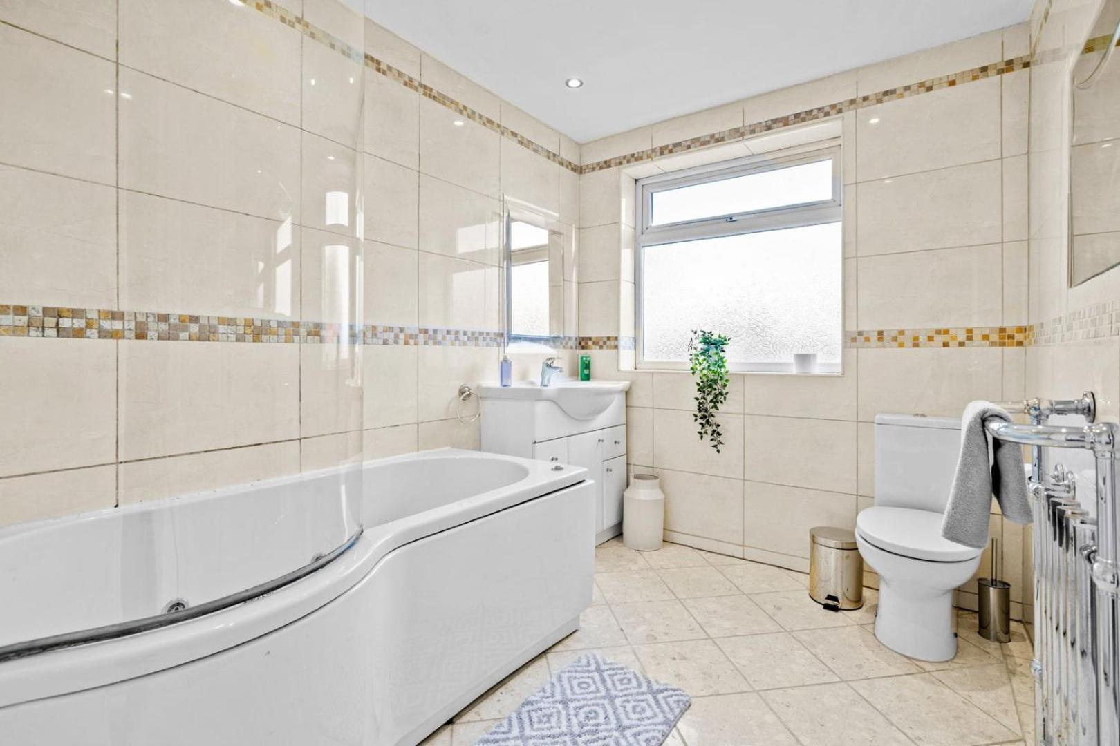 Spacious 5 Bedroom House *