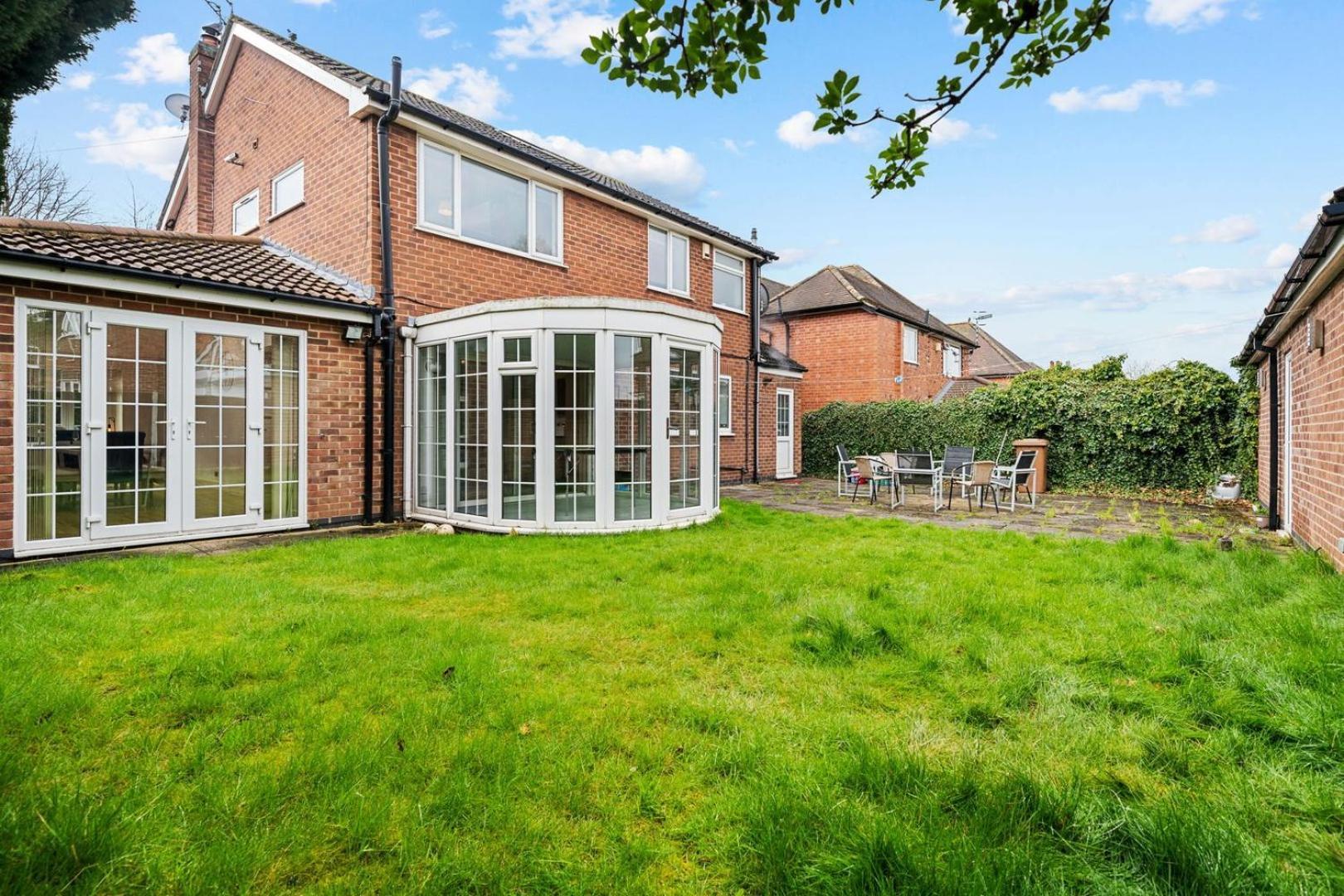 Spacious 5 Bedroom House Nottingham