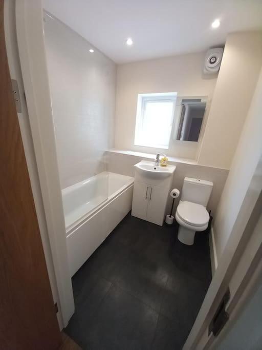 Comfortable And Spacious 2 Bedrooms Free Parking Apartment *