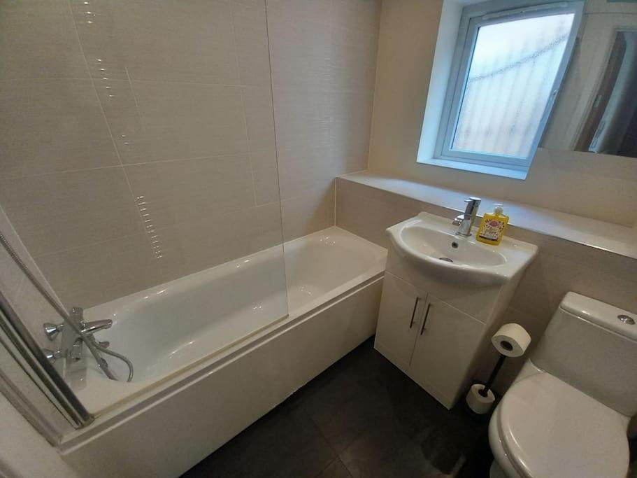 Comfortable And Spacious 2 Bedrooms Free Parking Apartment Nottingham