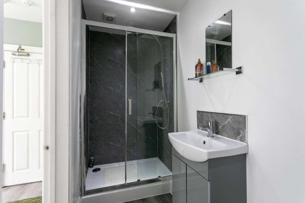 2 - In Nottingham- Near Attractions And Dining Pass The Keys Apartment