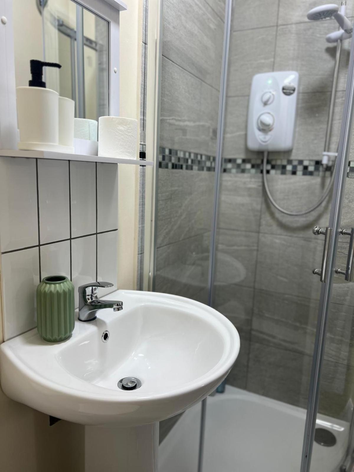 Modern Off Road Parking Spacious Double Bed 7 Apartment *