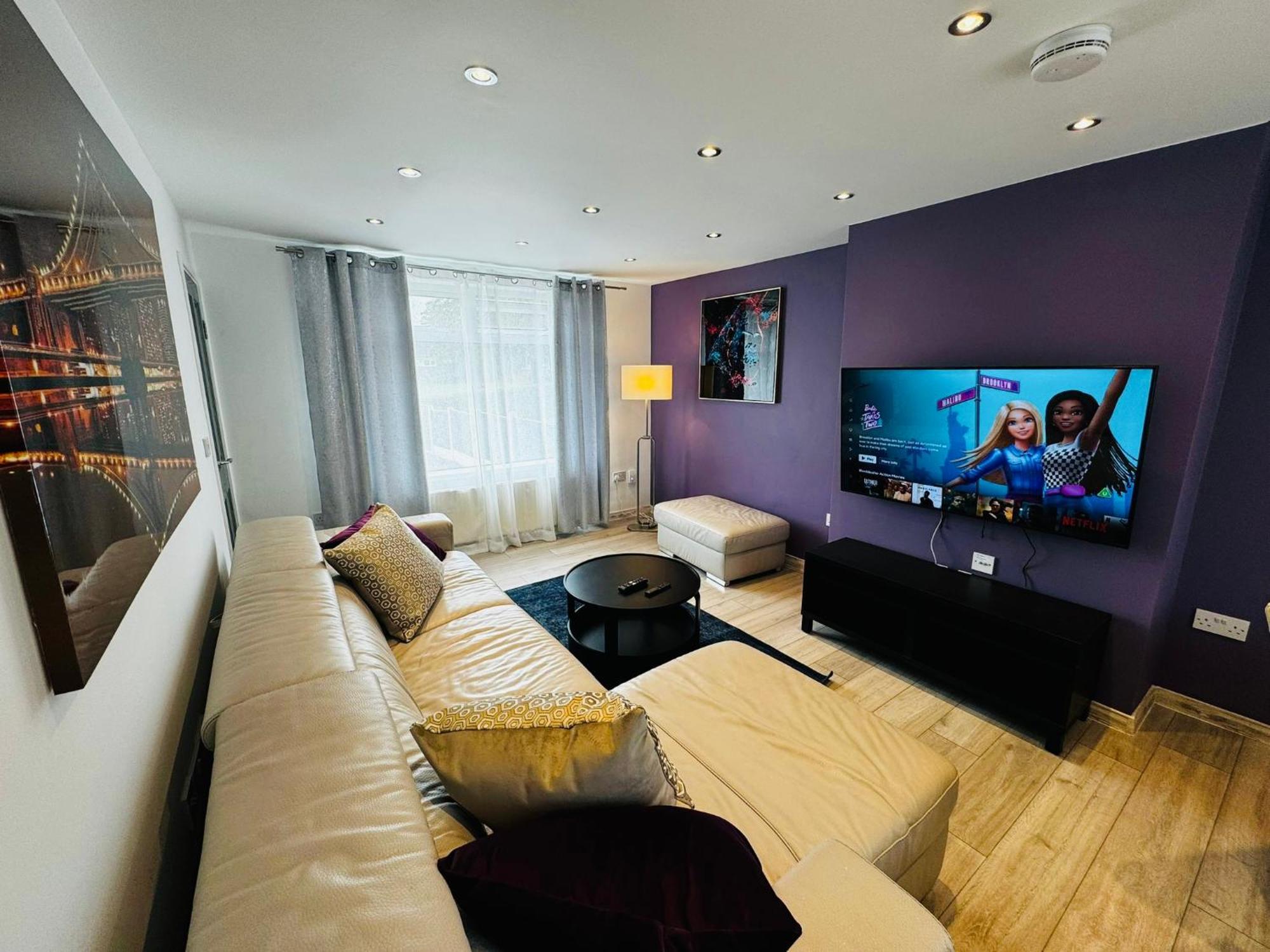 Holiday home Strelley House 2- Spacious With Free Off-street Parking, Wifi 500mb & Netflix, Close To M1 Jct26 Family & Contractor Friendly Nottingham