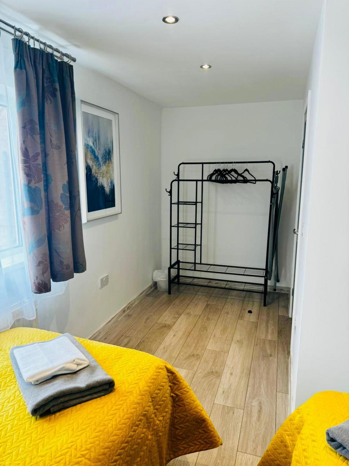 Strelley House 2- Spacious With Free Off-street Parking, Wifi 500mb & Netflix, Close To M1 Jct26 Family & Contractor Friendly *