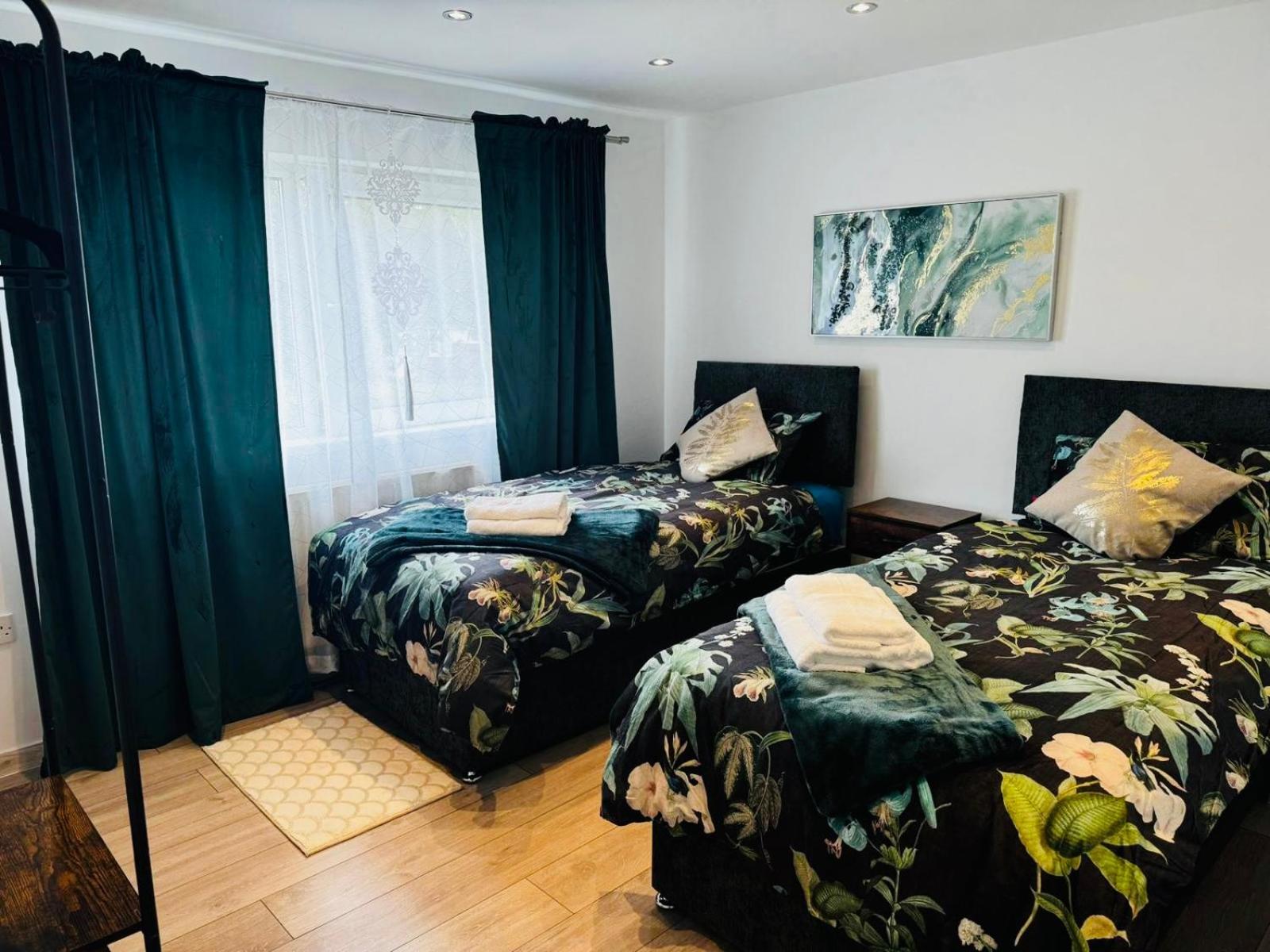 Strelley House 2- Spacious With Free Off-street Parking, Wifi 500mb & Netflix, Close To M1 Jct26 Family & Contractor Friendly Holiday home