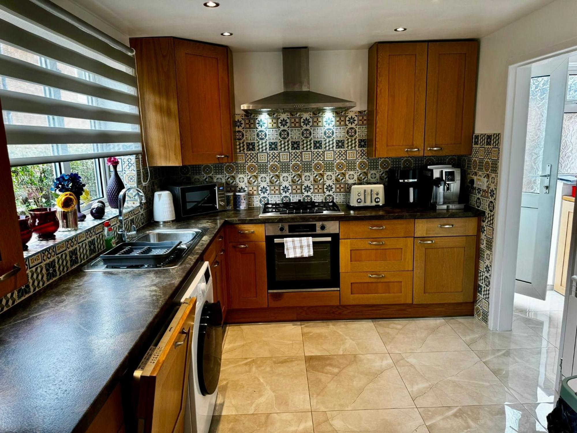 Strelley House 2- Spacious With Free Off-street Parking, Wifi 500mb & Netflix, Close To M1 Jct26 Family & Contractor Friendly Holiday home *