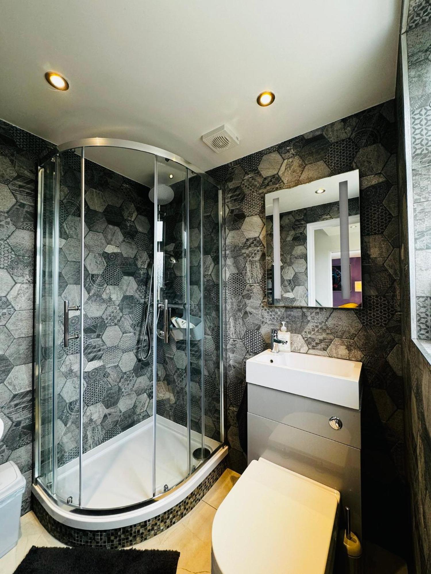 Strelley House 2- Spacious With Free Off-street Parking, Wifi 500mb & Netflix, Close To M1 Jct26 Family & Contractor Friendly Holiday home Nottingham