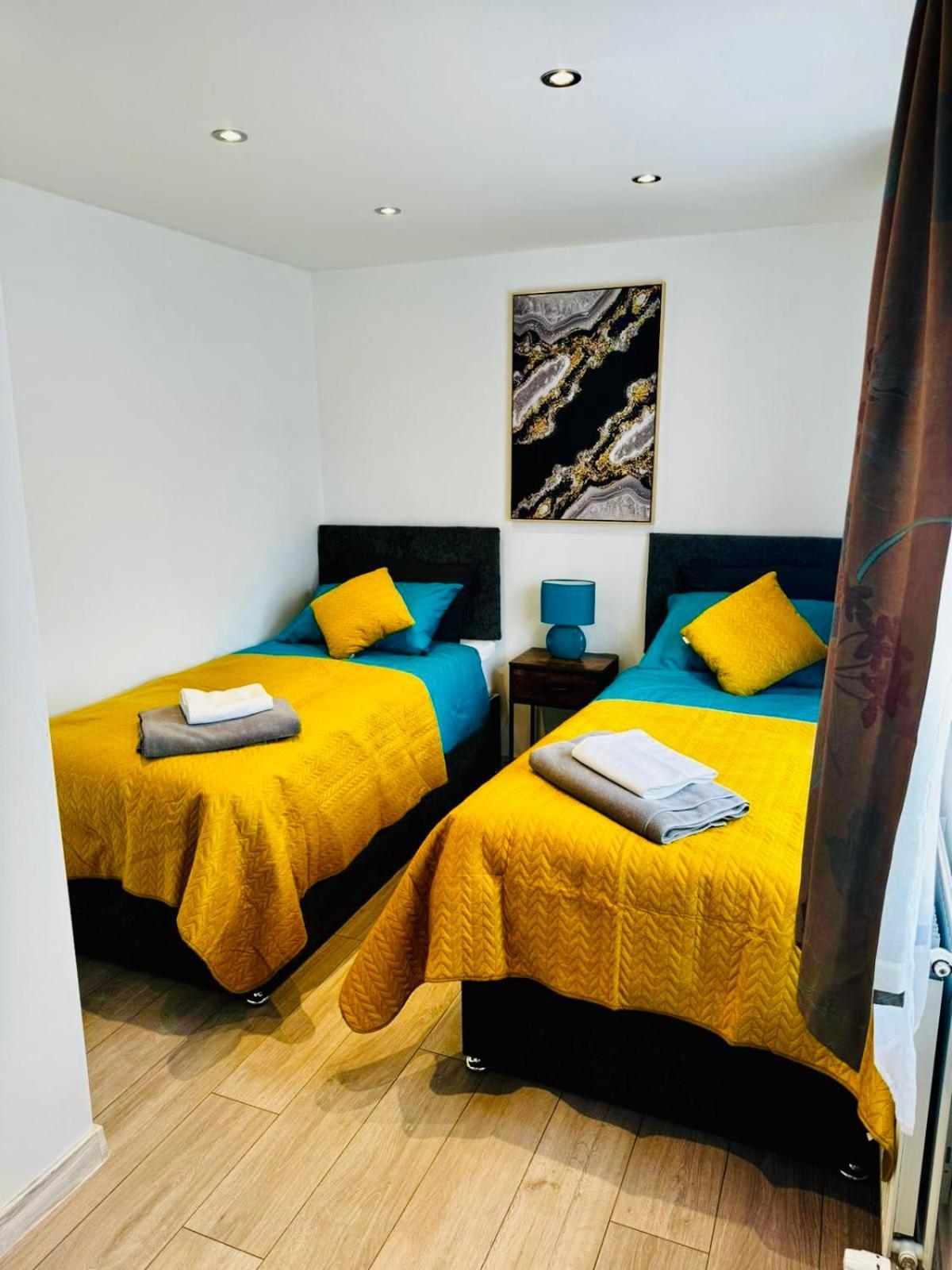Strelley House 2- Spacious With Free Off-street Parking, Wifi 500mb & Netflix, Close To M1 Jct26 Family & Contractor Friendly * Nottingham