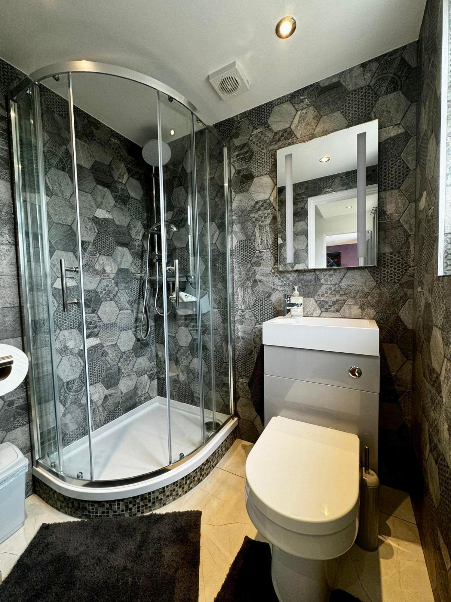 Strelley House 2- Spacious With Free Off-street Parking, Wifi 500mb & Netflix, Close To M1 Jct26 Family & Contractor Friendly Holiday home *