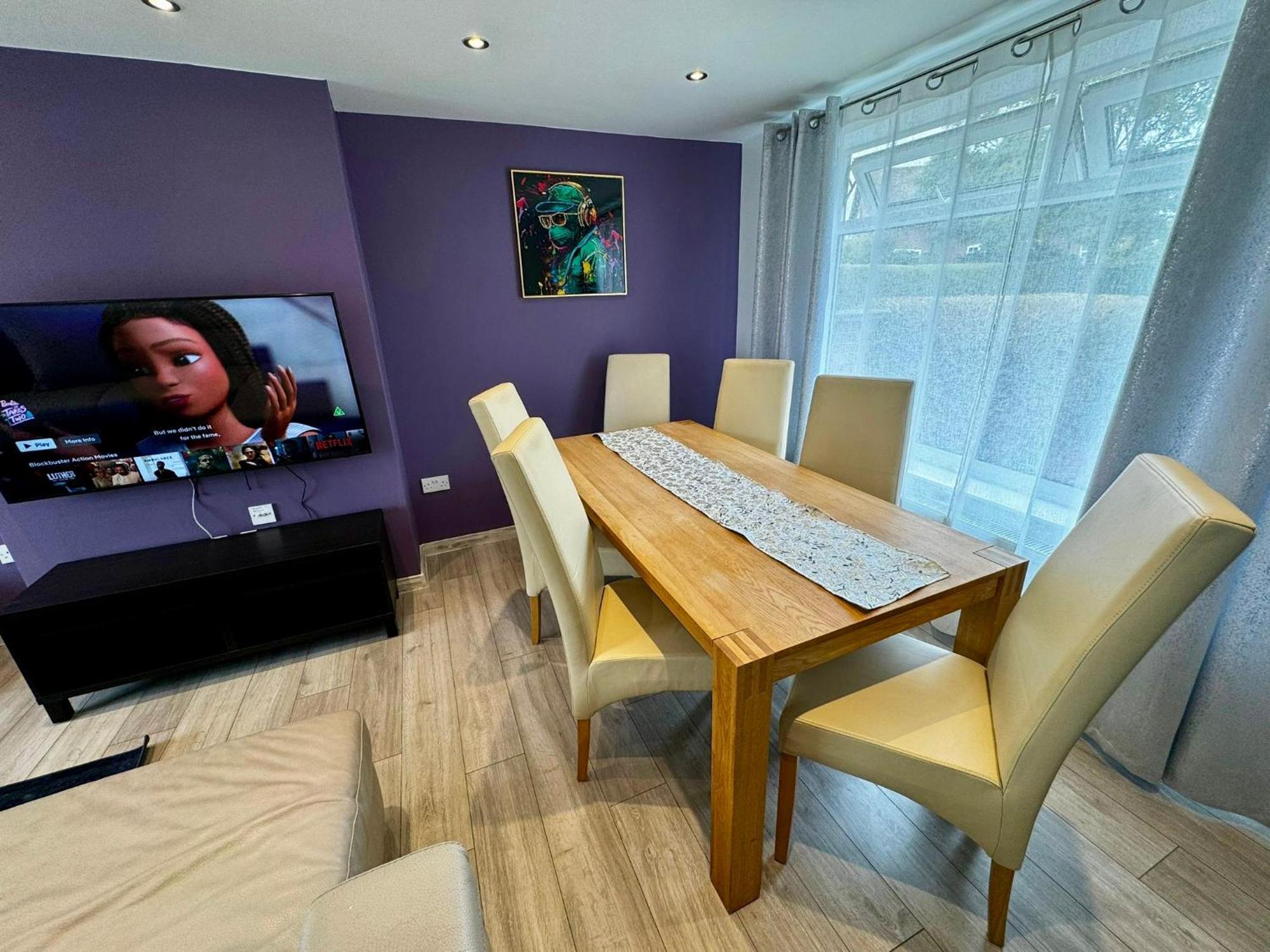 Strelley House 2- Spacious With Free Off-street Parking, Wifi 500mb & Netflix, Close To M1 Jct26 Family & Contractor Friendly Holiday home