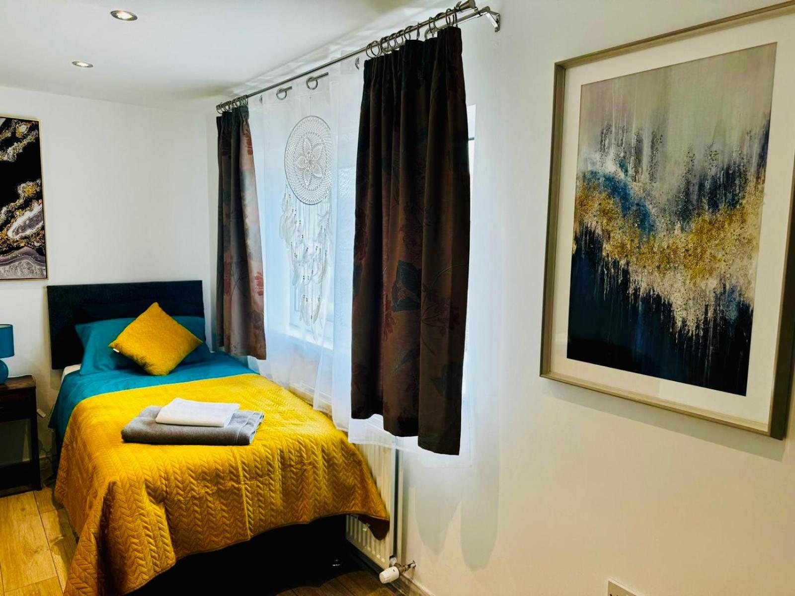 Strelley House 2- Spacious With Free Off-street Parking, Wifi 500mb & Netflix, Close To M1 Jct26 Family & Contractor Friendly Holiday home Nottingham