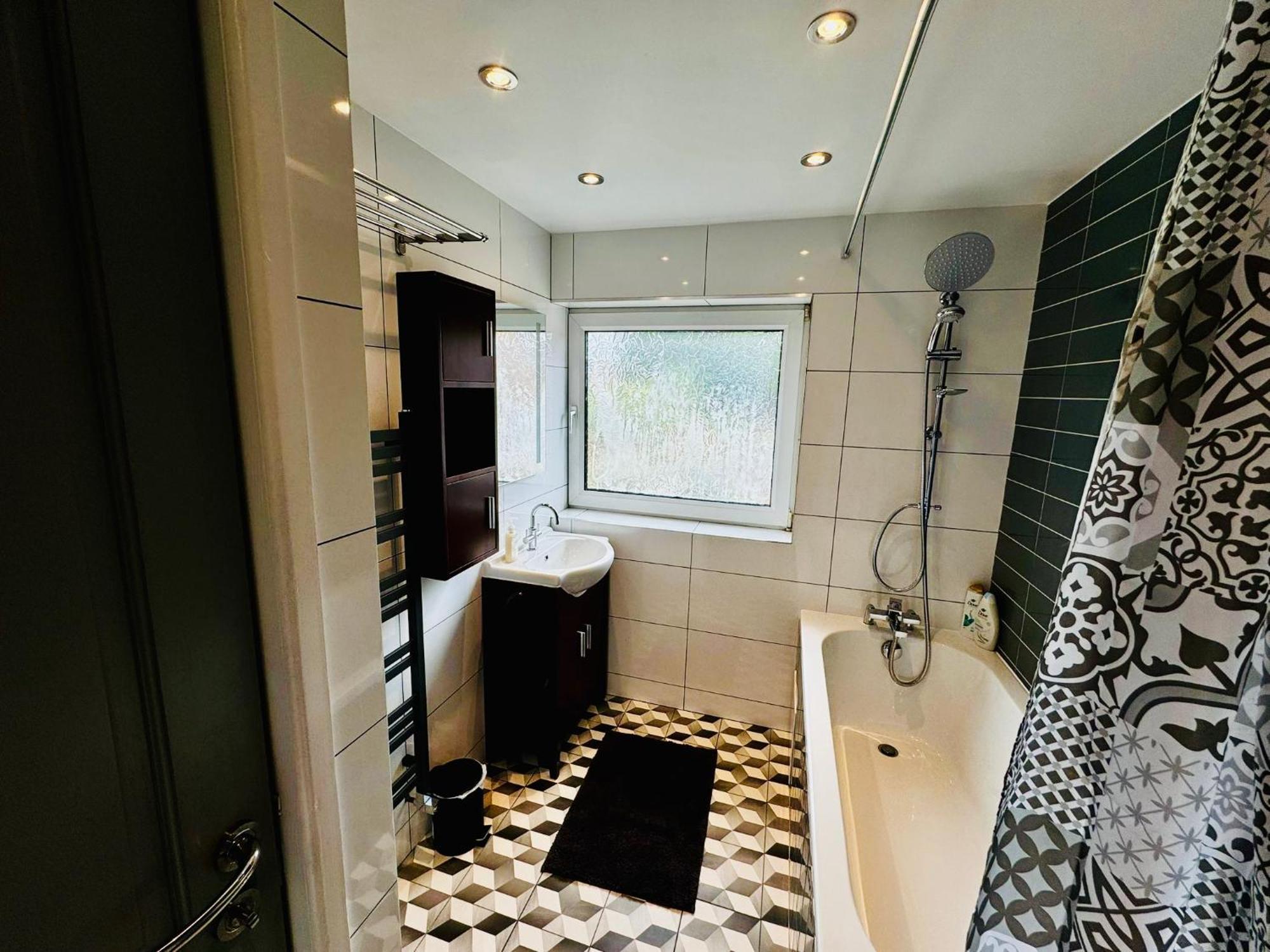 Strelley House 2- Spacious With Free Off-street Parking, Wifi 500mb & Netflix, Close To M1 Jct26 Family & Contractor Friendly Holiday home Nottingham