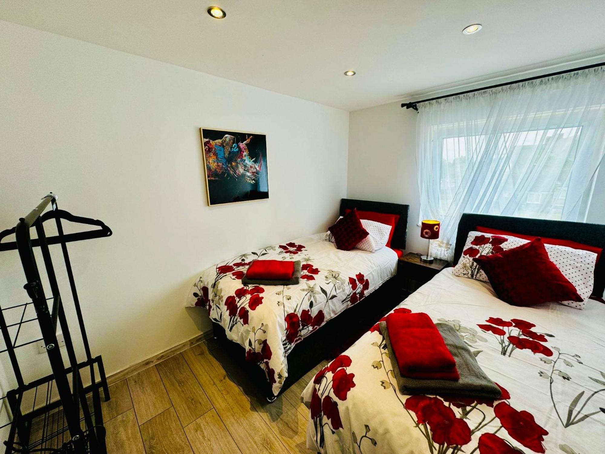 Strelley House 2- Spacious With Free Off-street Parking, Wifi 500mb & Netflix, Close To M1 Jct26 Family & Contractor Friendly