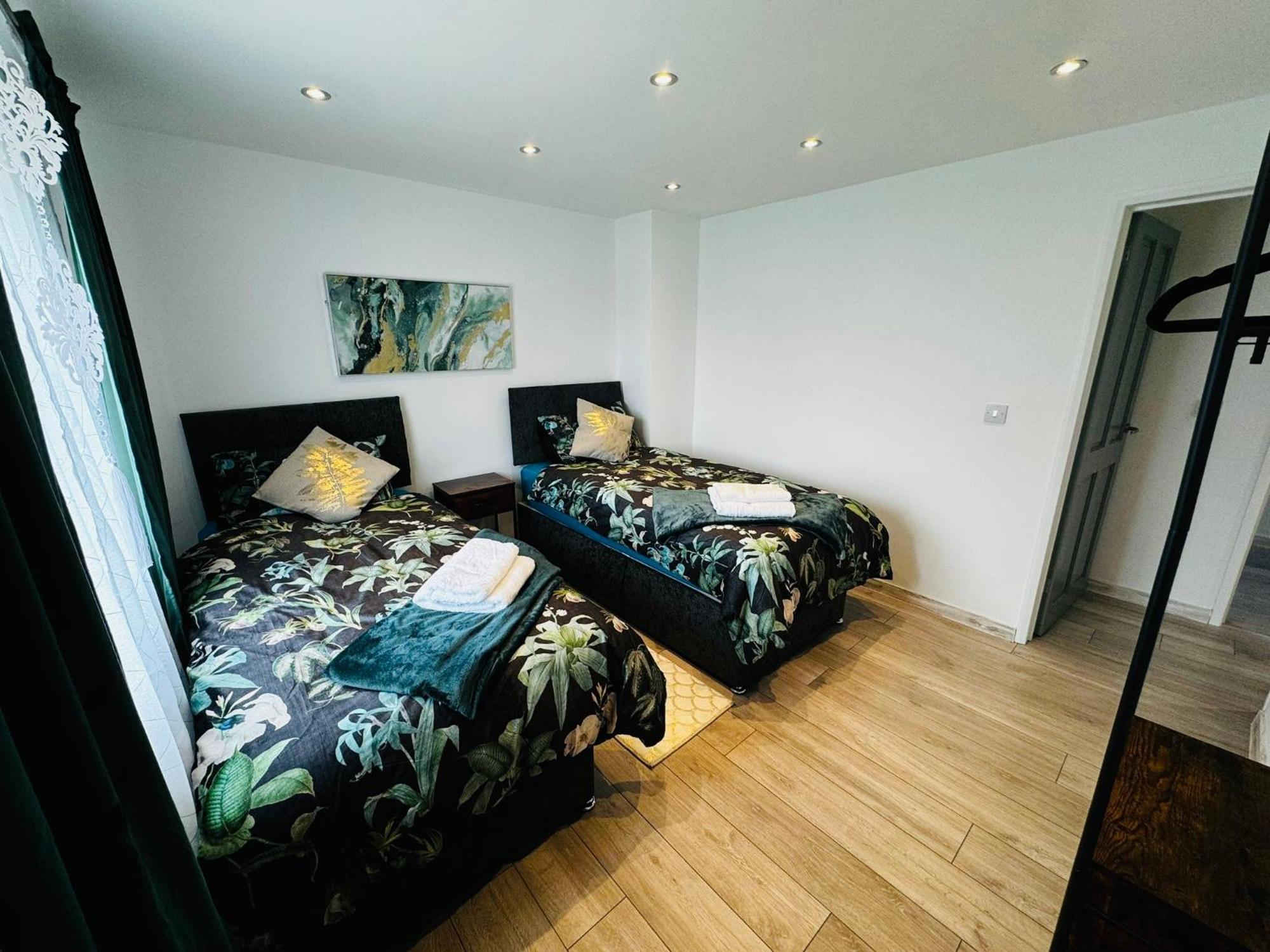 Strelley House 2- Spacious With Free Off-street Parking, Wifi 500mb & Netflix, Close To M1 Jct26 Family & Contractor Friendly Holiday home