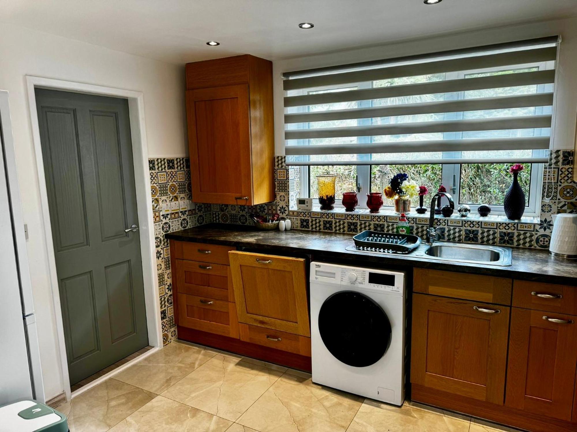 Holiday home Strelley House 2- Spacious With Free Off-street Parking, Wifi 500mb & Netflix, Close To M1 Jct26 Family & Contractor Friendly *