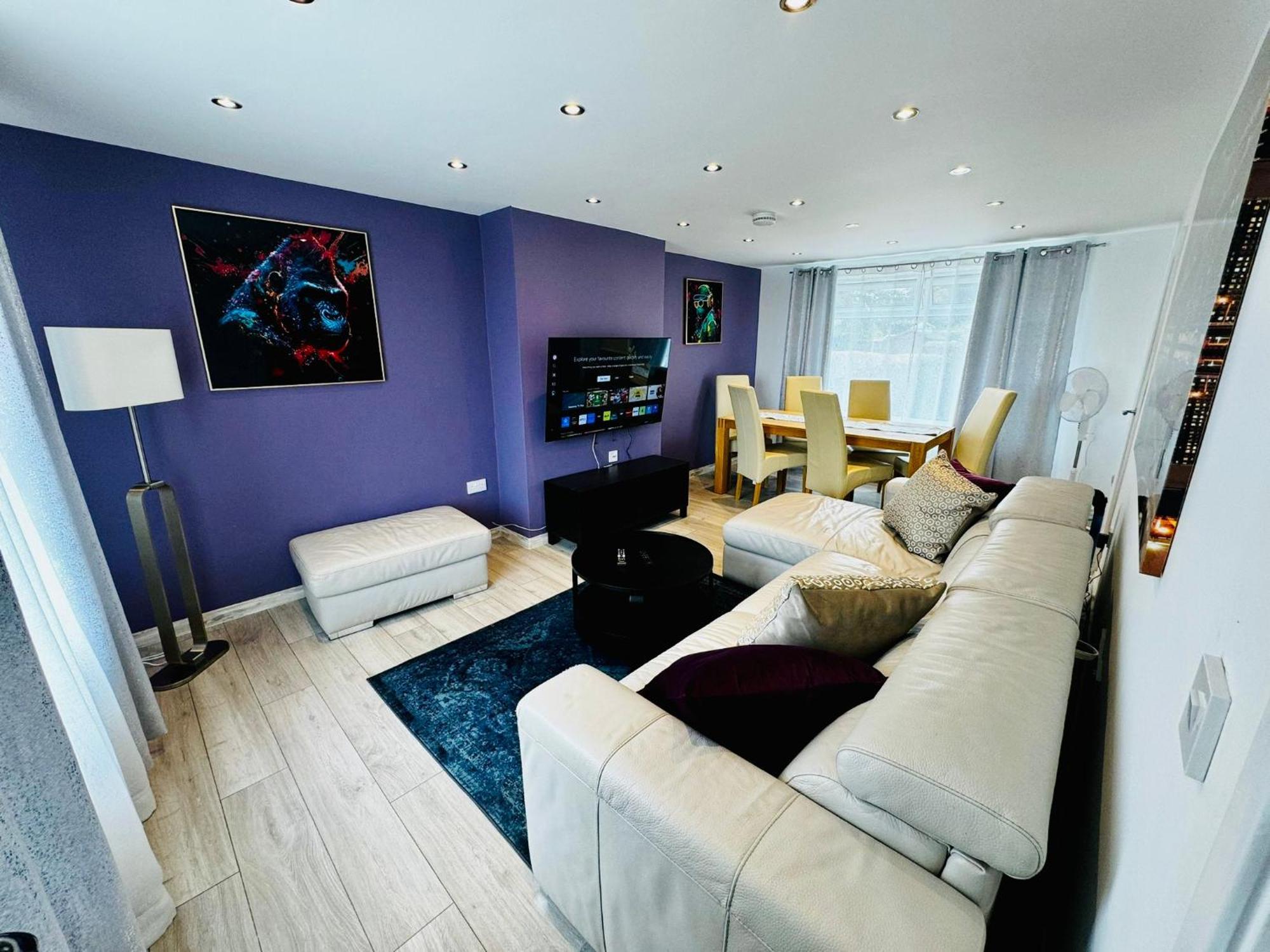 Strelley House 2- Spacious With Free Off-street Parking, Wifi 500mb & Netflix, Close To M1 Jct26 Family & Contractor Friendly *