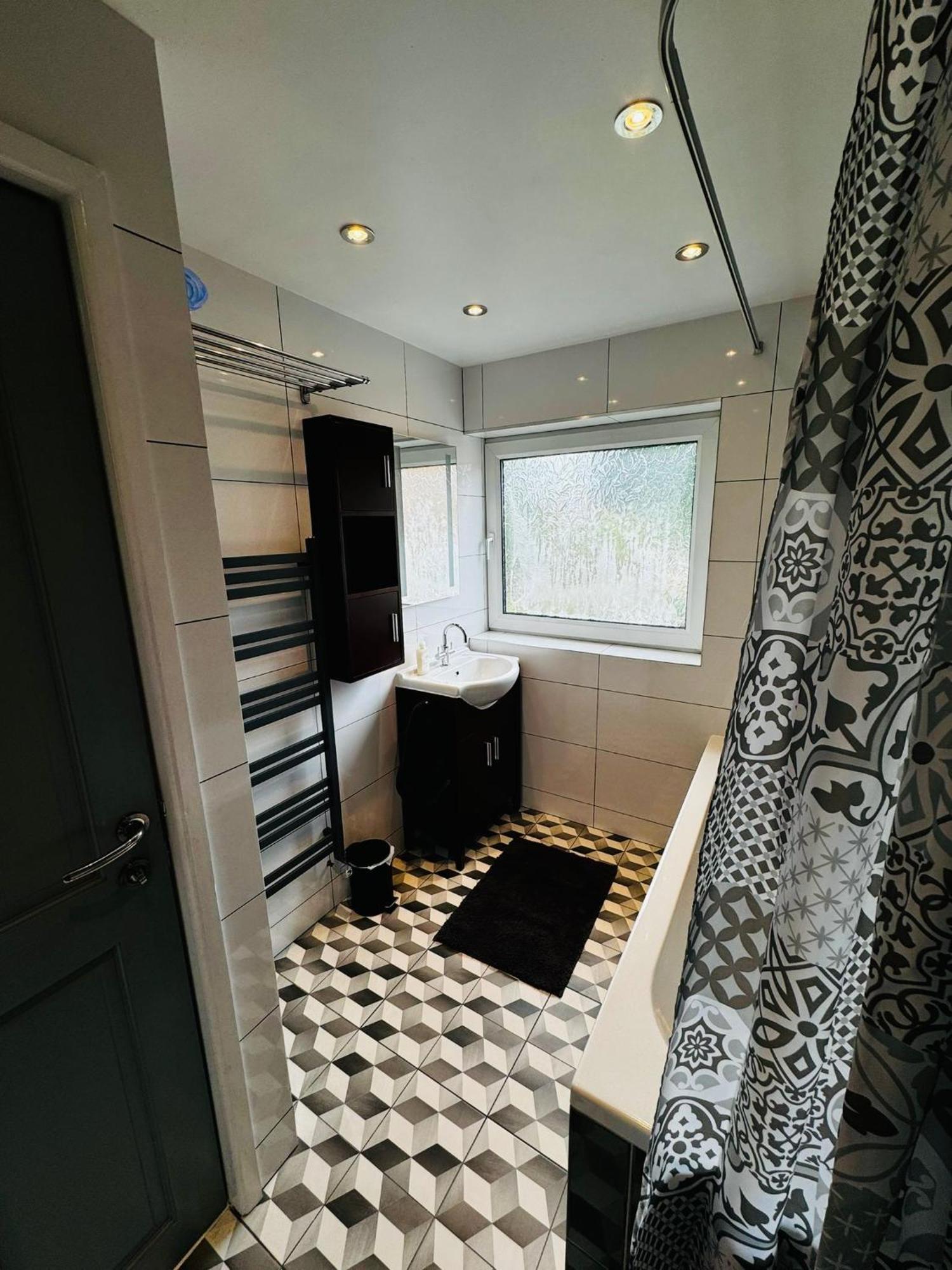 Strelley House 2- Spacious With Free Off-street Parking, Wifi 500mb & Netflix, Close To M1 Jct26 Family & Contractor Friendly Nottingham