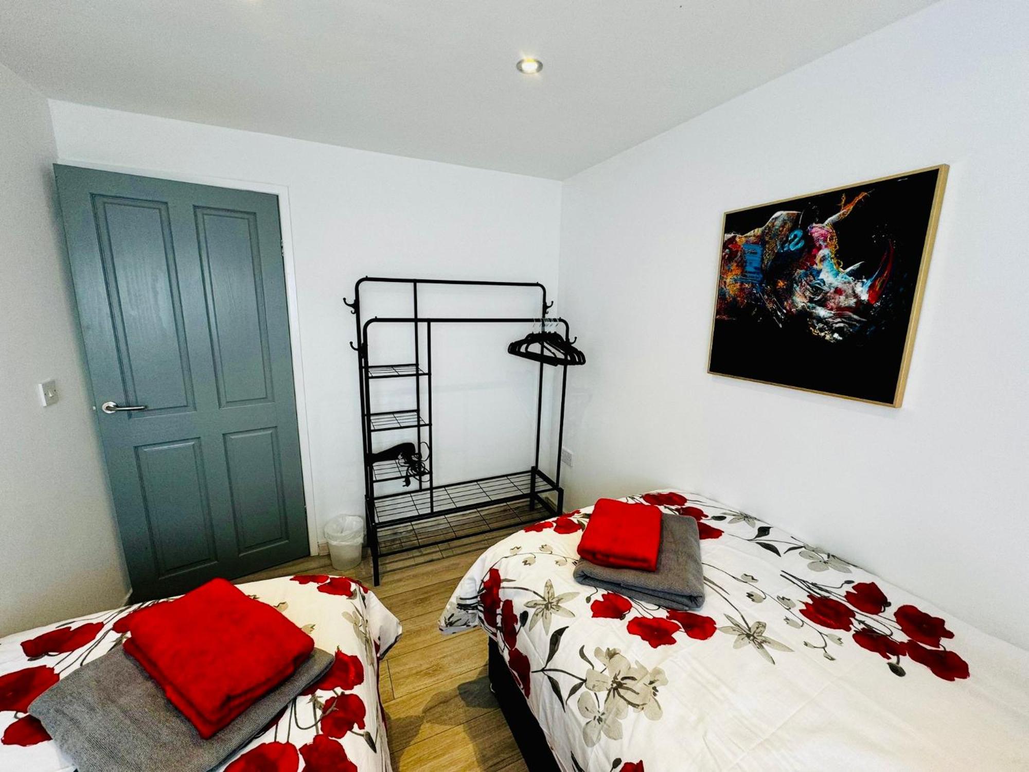 Strelley House 2- Spacious With Free Off-street Parking, Wifi 500mb & Netflix, Close To M1 Jct26 Family & Contractor Friendly Holiday home