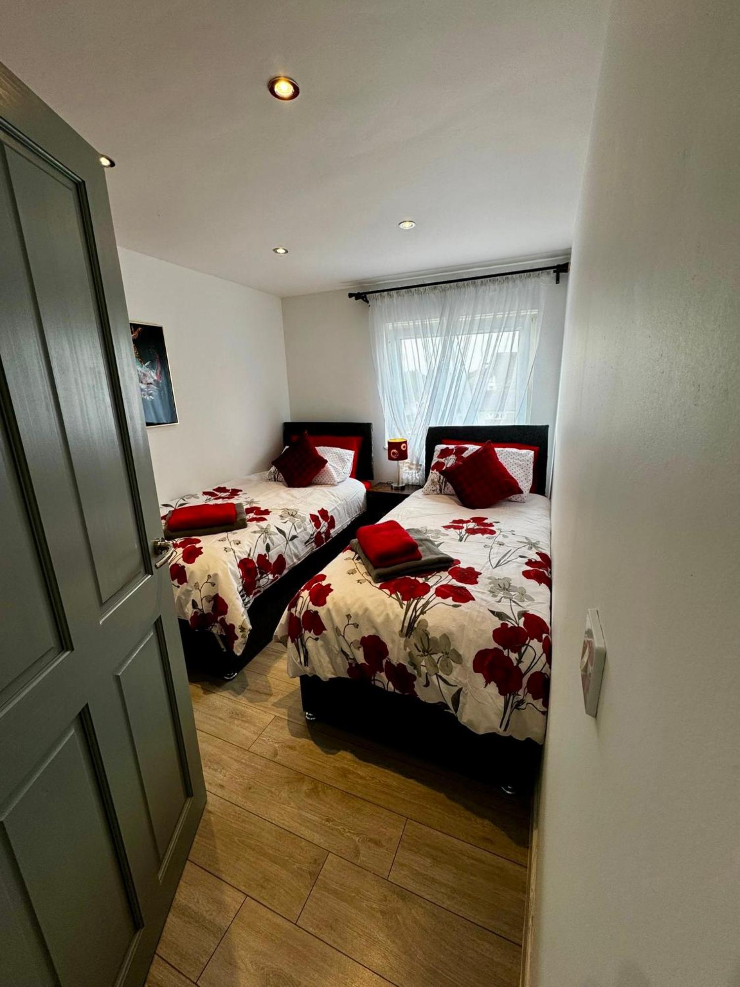 Holiday home Strelley House 2- Spacious With Free Off-street Parking, Wifi 500mb & Netflix, Close To M1 Jct26 Family & Contractor Friendly