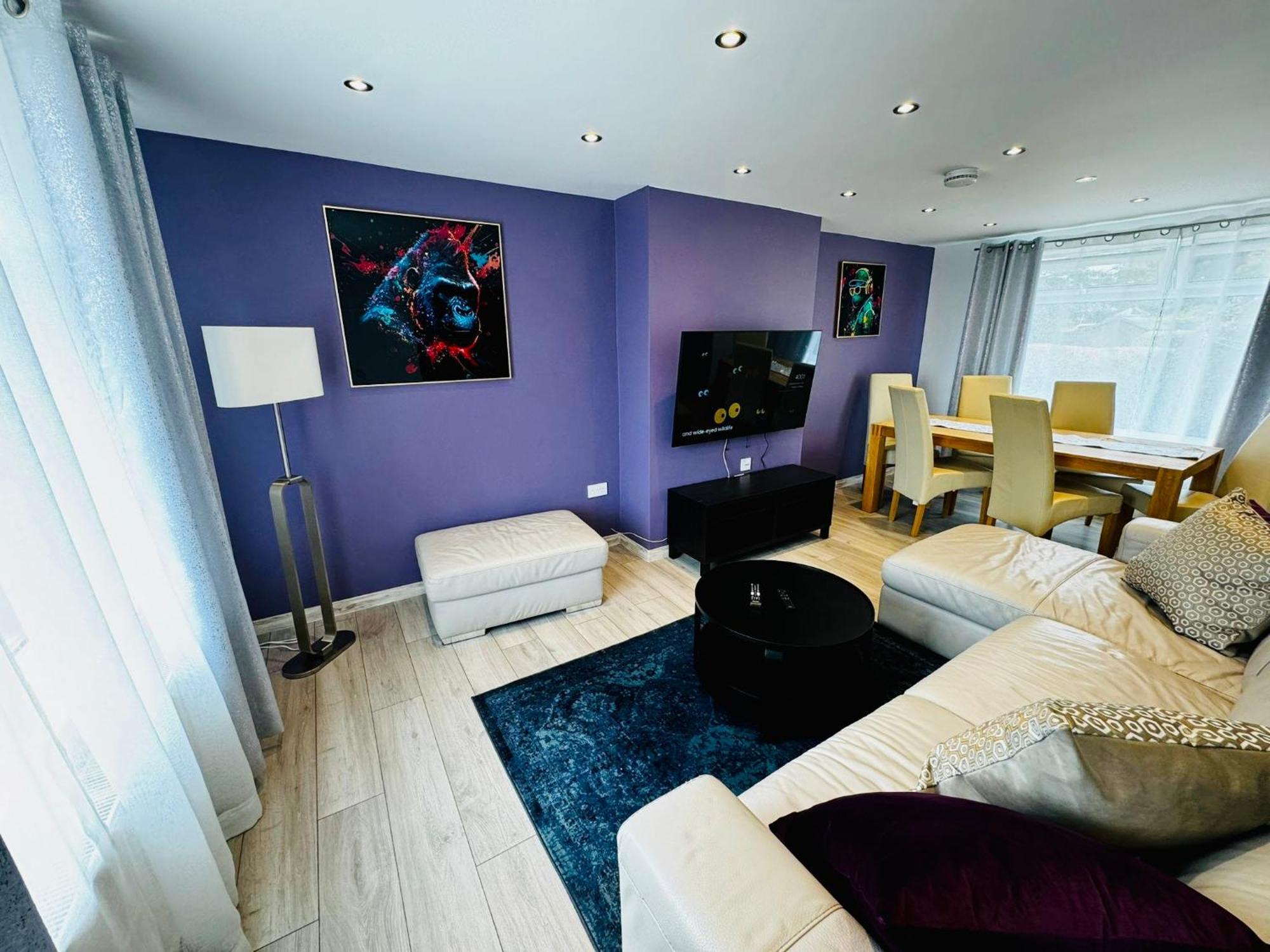 Holiday home Strelley House 2- Spacious With Free Off-street Parking, Wifi 500mb & Netflix, Close To M1 Jct26 Family & Contractor Friendly *